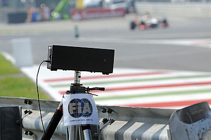 Az FIA külön kérésére betonozták le Monza legendás kanyarjának bukóterét