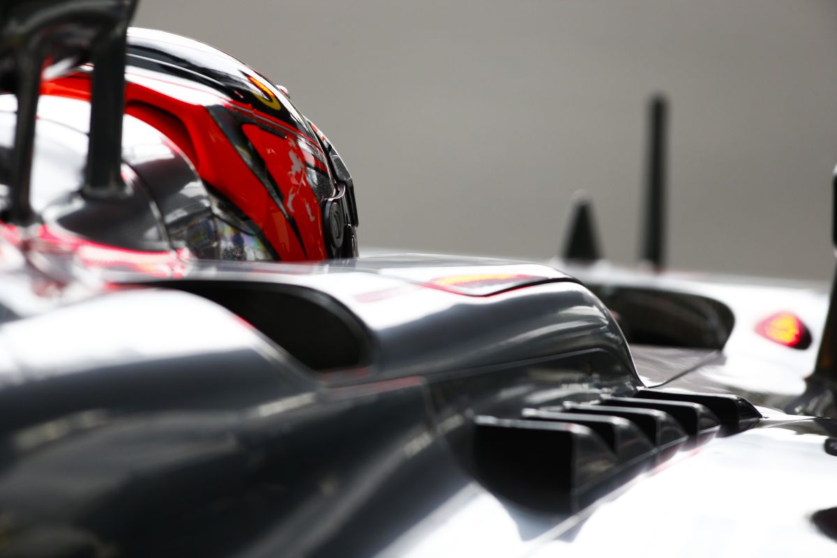 Button száraz futamban, Magnussen pontokban reménykedik Spában