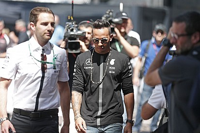 Amíg jönnek az eredmények, a Mercedes biztosítja a szabadságot Hamilton számára