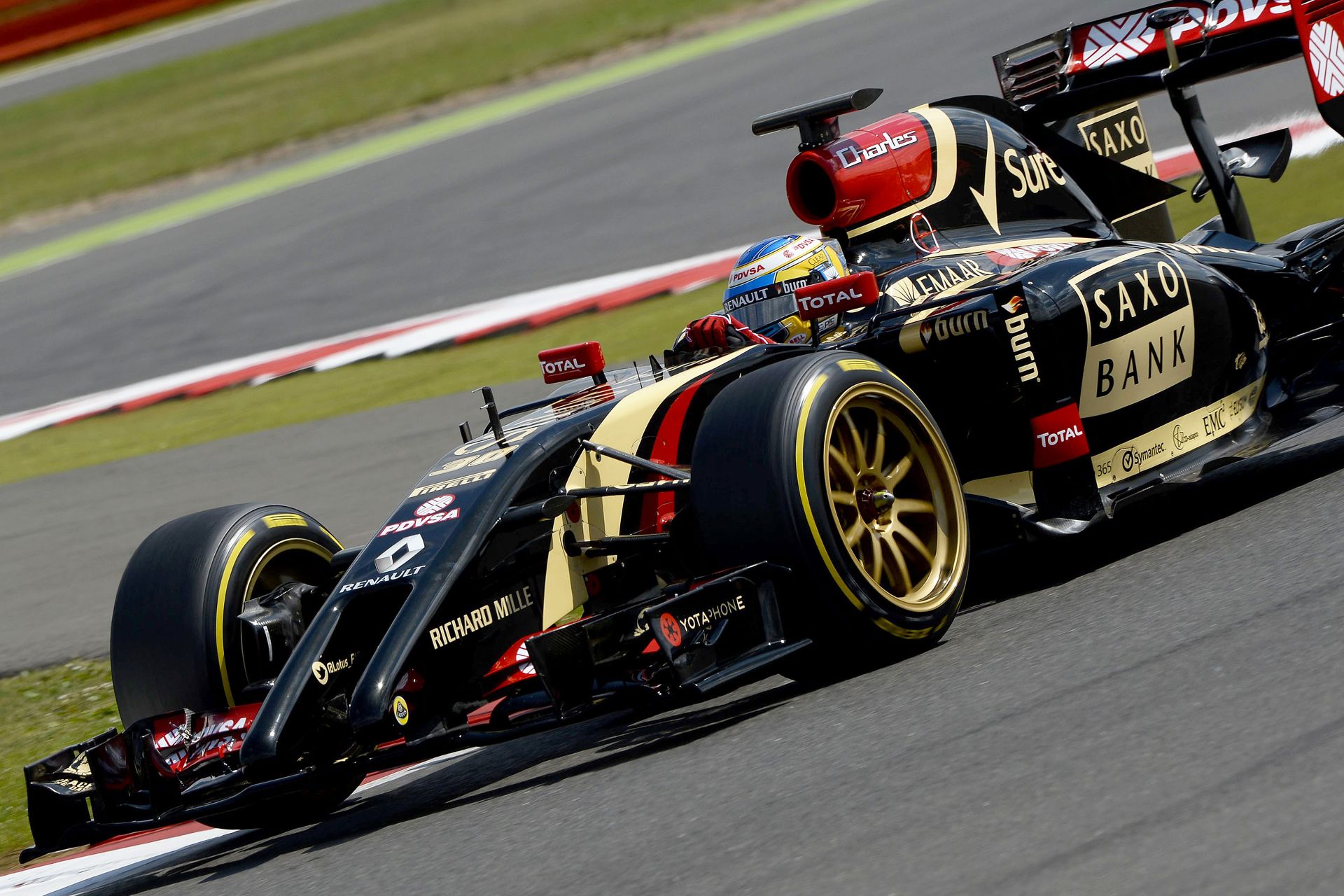 Alonso és Vettel a király, de mit keres itt egy szexi MILF? Pimp My Ride gumik az F1-ben!