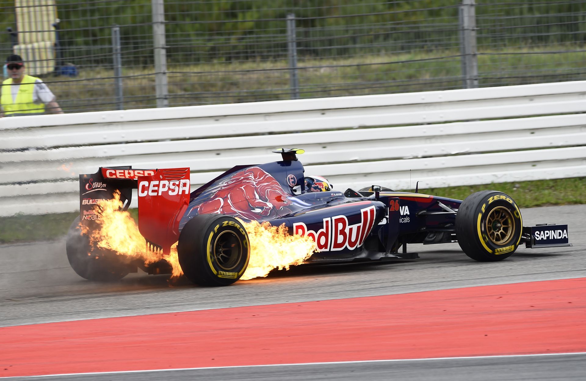 Videón Kvyat lángoló Toro Rosso versenygépe Hockenheimből