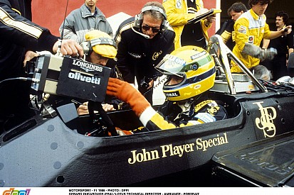 Egy fantasztikus pillanat az első Magyar Nagydíjon: Ayrton Senna interjút ad a magyar tévének a rajtrácson