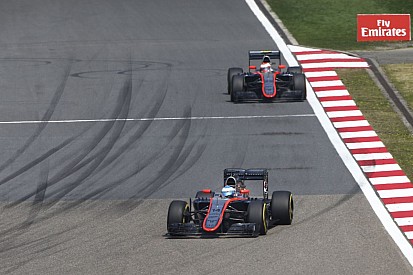 50 ezer kilométer hiányzik a McLarennek: lassan, de felzárkóznak