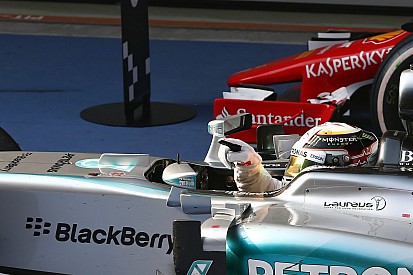 Hamilton nem akar kivételezett lenni a Mercedesnél, erőből győzné le Rosberget