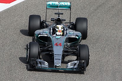 Hamilton nyerte a harmadik edzést Bahreinben, de nagyon tapad a Ferrari! Vettel hátránya minimális, gyorsult a McLaren