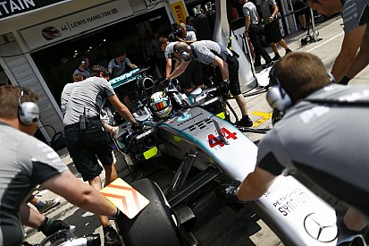 Mercedes: Megtehettük volna, hogy keményebben szólunk rá Hamiltonra, és odahívjon a rádióhoz a főnököt!