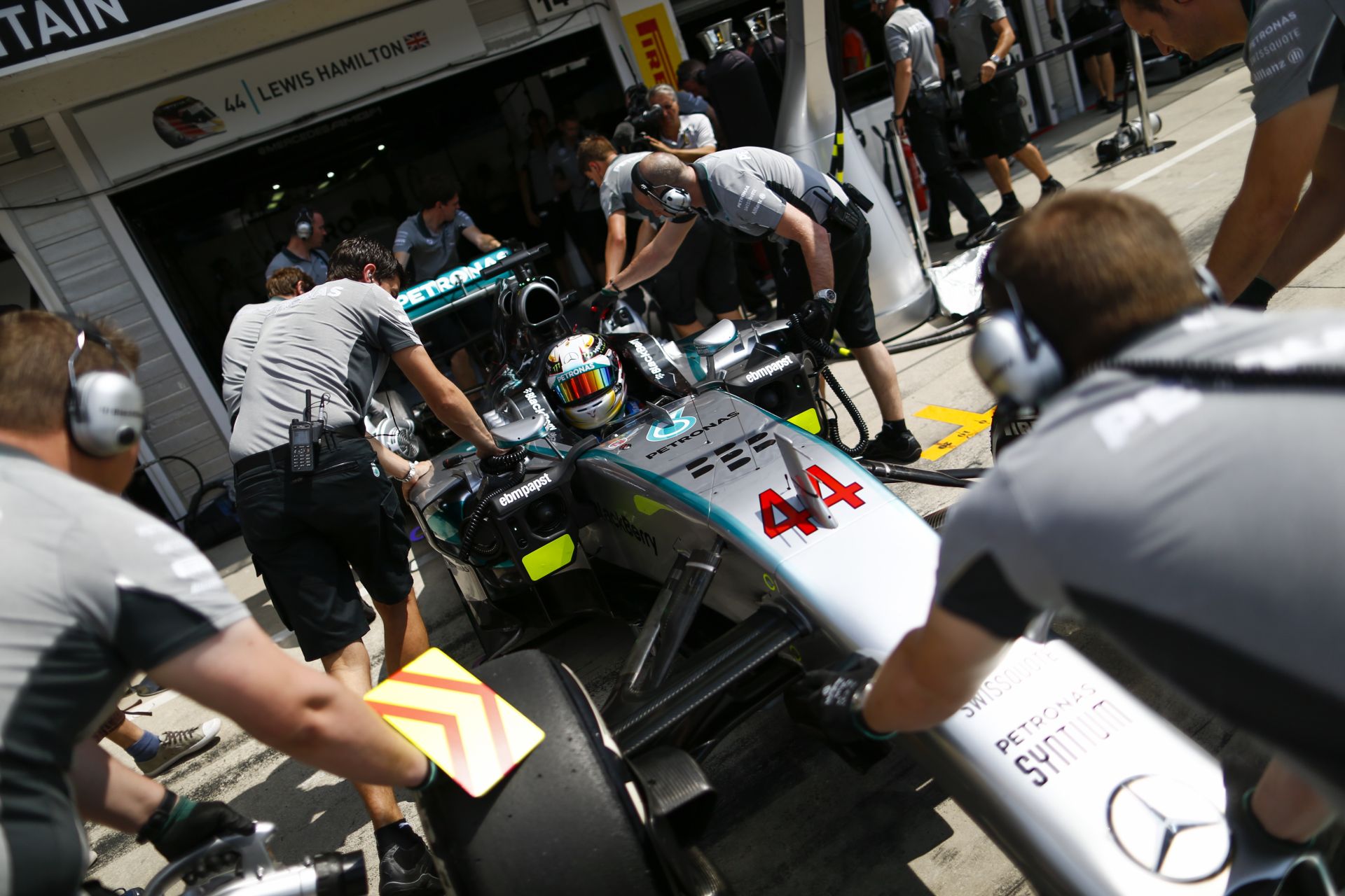 Mercedes: Megtehettük volna, hogy keményebben szólunk rá Hamiltonra, és odahívjon a rádióhoz a főnököt!