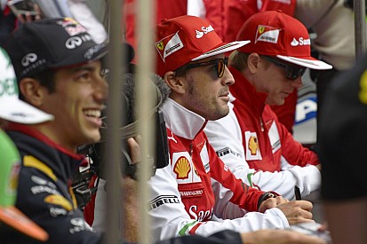 Button egy banzáj manőverrel nyert két helyet - a Red Bull a példa Alonso számára