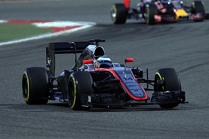 Alonso elismeri, hogy furcsa érzés volt elmenni a Ferrari mellett