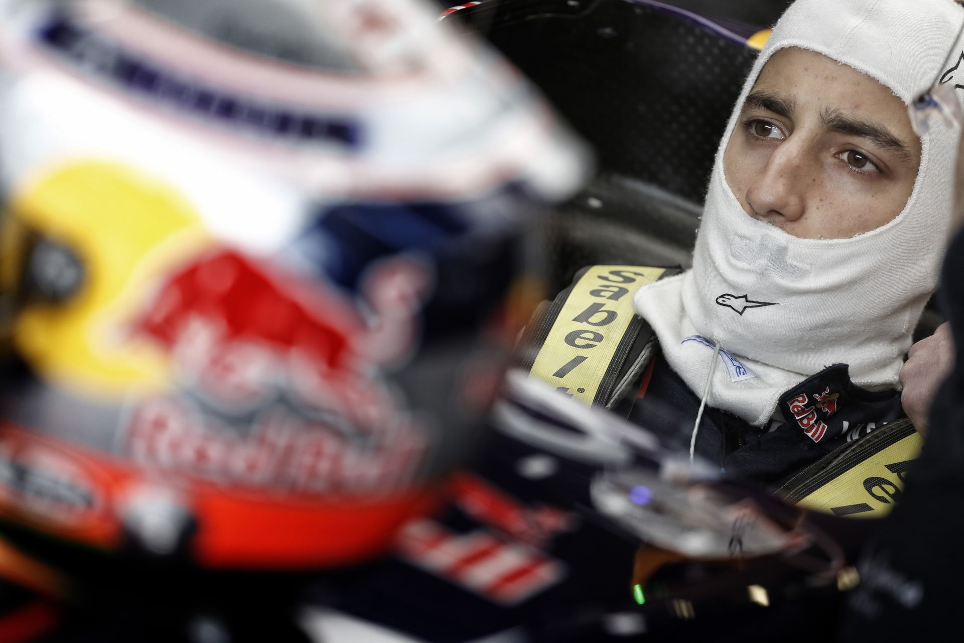 Ricciardo megint legyőzte Vettelt, de a német most kiesett!