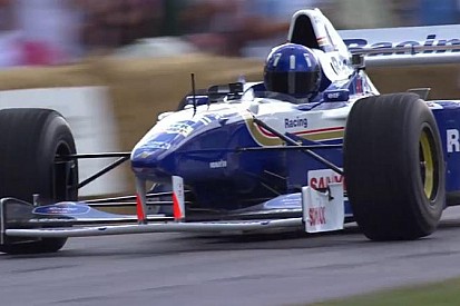 Videón Damon Hill pályára gurulása a Williams F1 FW18 volánja mögött