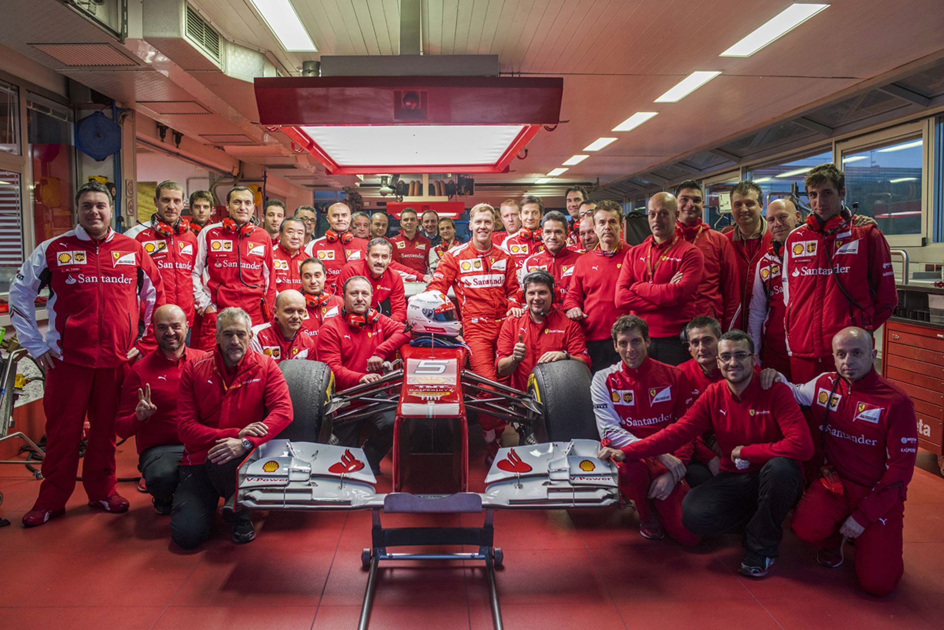 Ferrari: Stratégiai szakértő Vettelnek és Räikkönennek