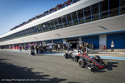 Alonso a pályán, Vettel pirosban: képek az 1. tesztnap első óráiról