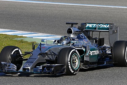 Így néz ki az új F1-es Mercedes menet közben, ha zöldre van festve