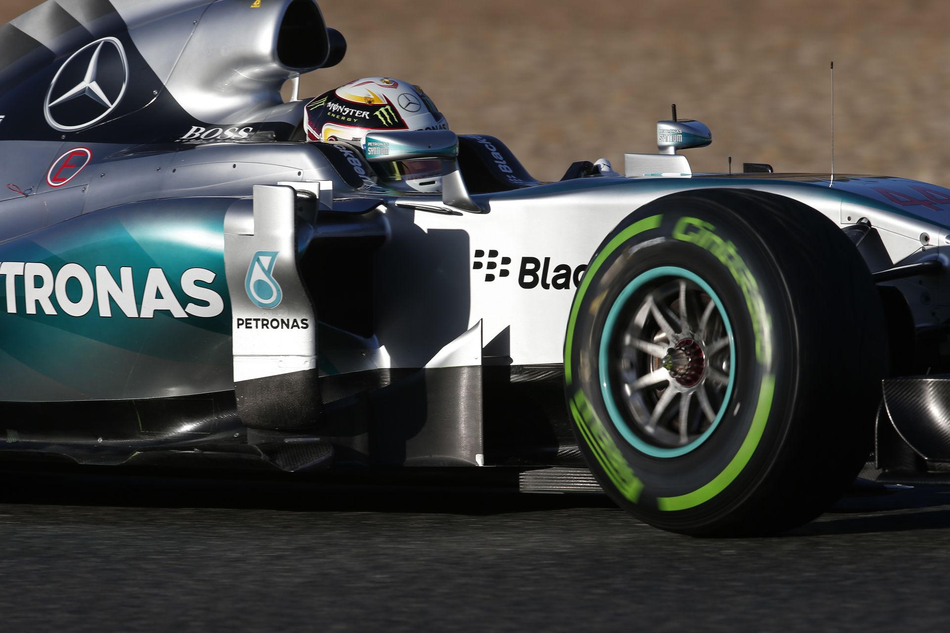 A Mercedes „kiautózta magát a világból” az F1-es teszten