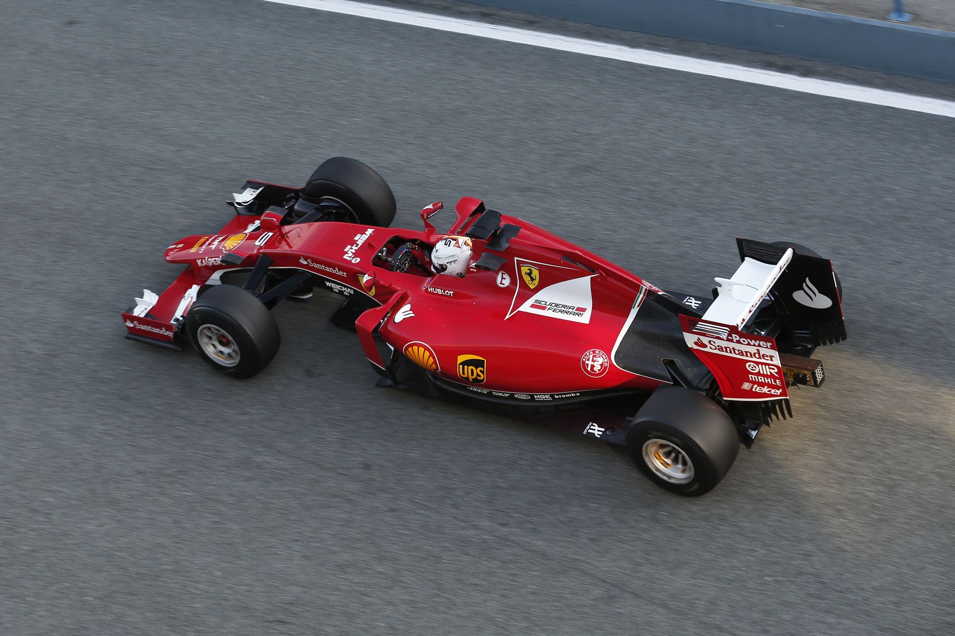 Nagyon jól fogyaszt Vettel és Raikkönen új autója, az SF15-T
