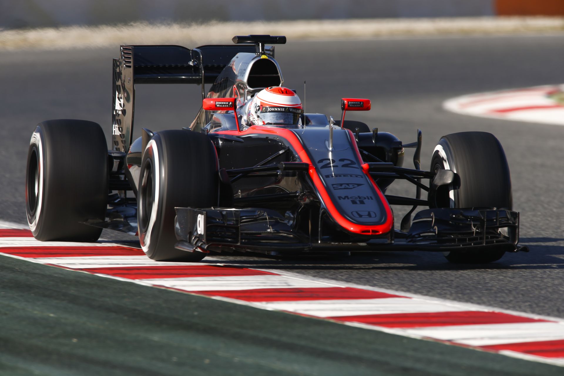 Hamilton kidőlt, a McLaren kihagyhatja a pénteki tesztnapot: Ebédszünet Barcelonában