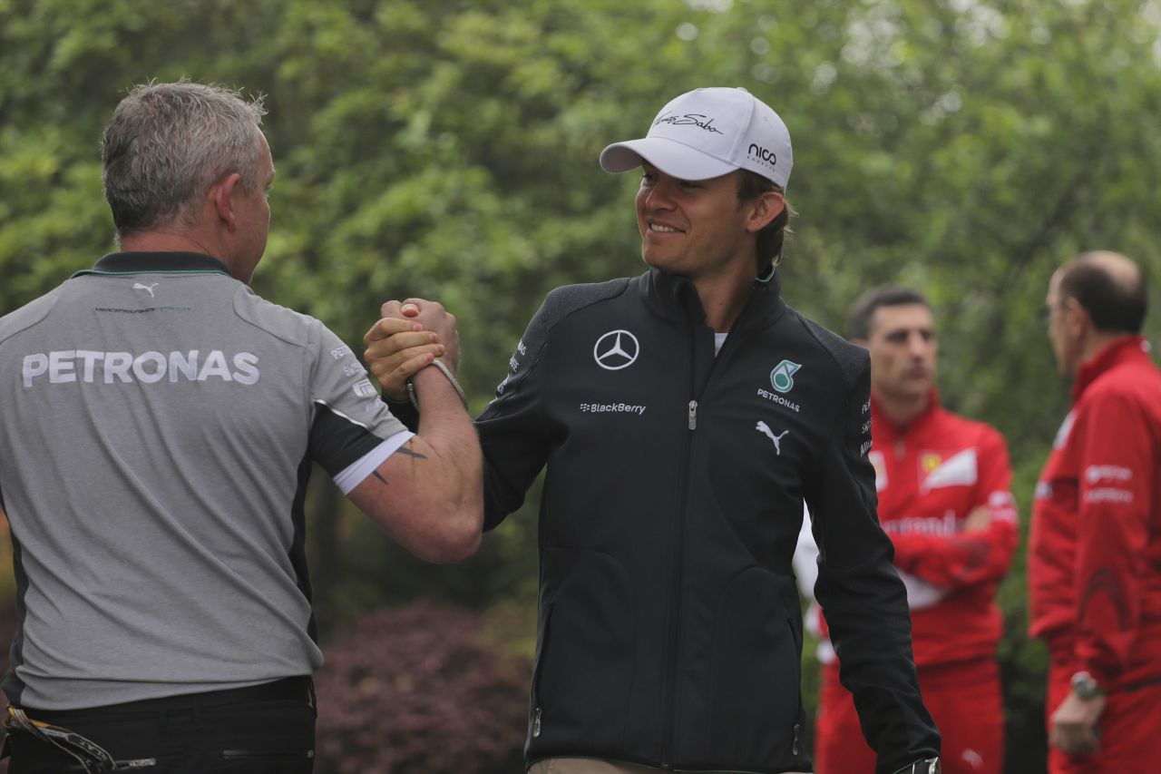 Rosberg elég okos, hogy kihasználja Hamilton gyenge pontjait: a riválisok a Mercedesét akarják