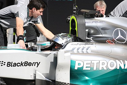 Dolgoznak a Mercedes-motorok: Magnussen és Rosberg Bahreinben (videó)