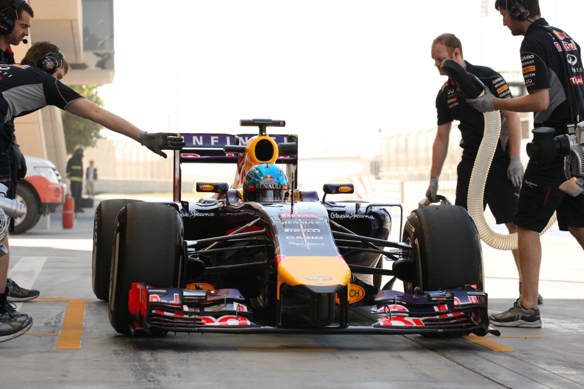 Vettel ki-bejárkál a bahreini boxutcában - többet szerették volna (videók)