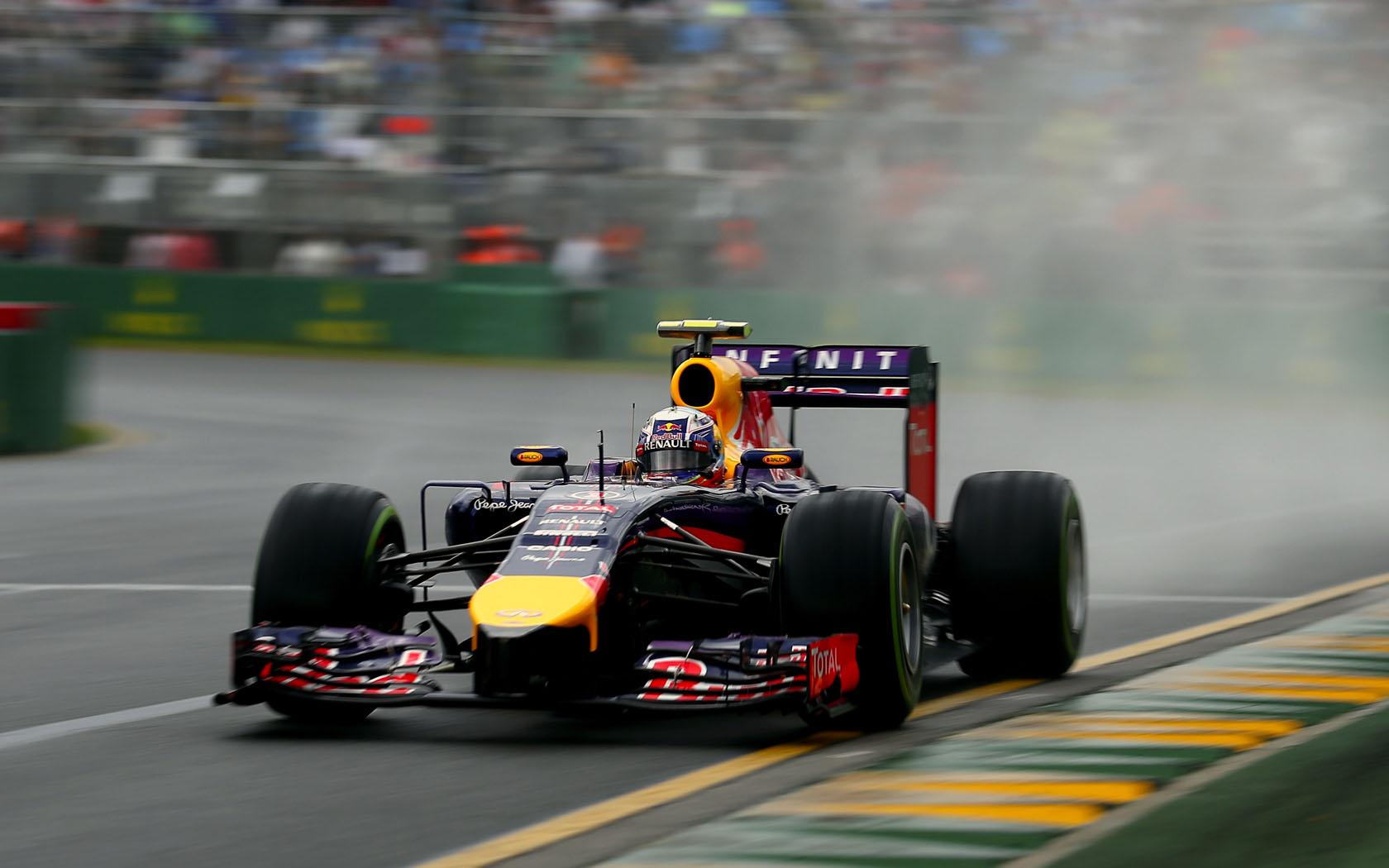 Az FIA vizsgálja Ricciardo autóját: túl torkos az RB10?