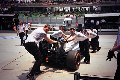 A McLaren ott lesz az időmérőn, közben az eső is megérkezett Malajziába!