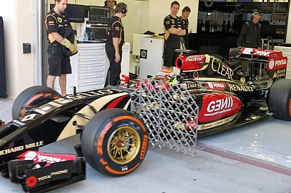 Röviden: a Lotus váltót reptet, holnap késve kezdenek
