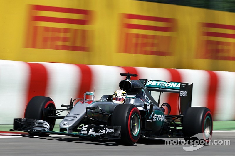 Hamilton deelt de lakens uit in eerste training, crash voor Massa