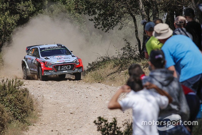 Neuville sigue liderando en Italia con Latvala justo detrás
