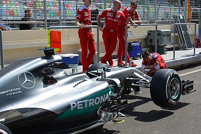 Gli occhi indiscreti Ferrari sulla Mercedes lasciata incustodita