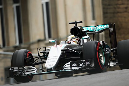 VT2: Hamilton domineert in Baku, Red Bull moet aan de bak