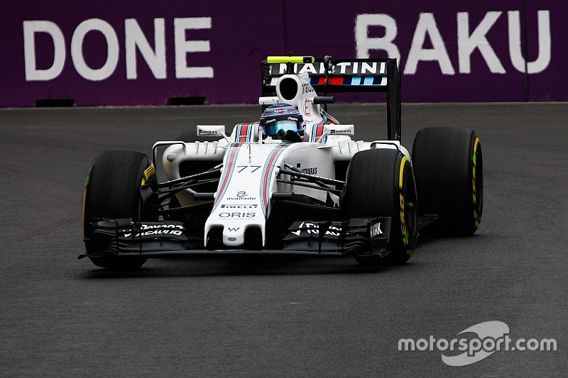 Williams van Bottas beschadigd door losse putdeksel