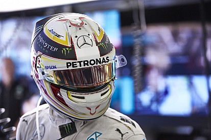 Hamilton: "Continuavo a guardare il volante e mi sentivo un idiota!"