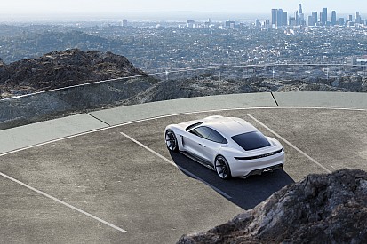 Porsche neemt Tesla Model S totaal niet serieus
