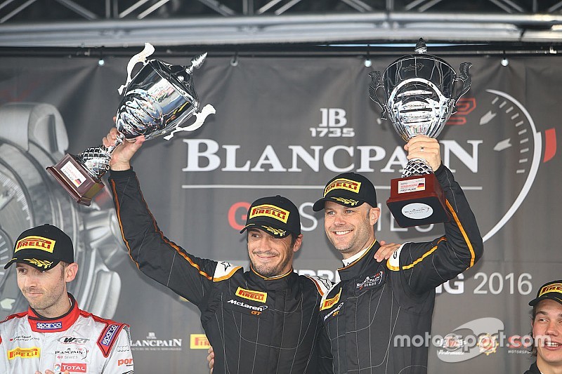Bell et Parente (McLaren) remportent la course principale