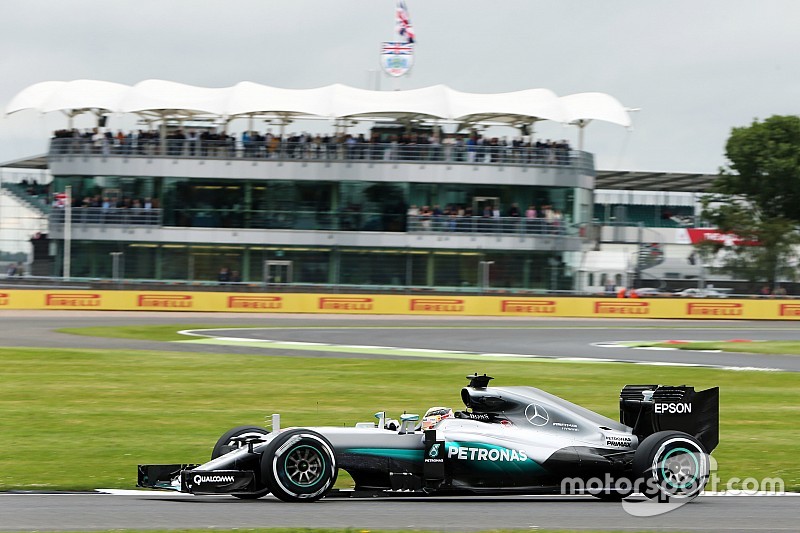 Hamilton lidera y Rosberg no puede girar