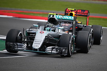 Tijdstraf voor Rosberg, Verstappen schuift op naar tweede plek