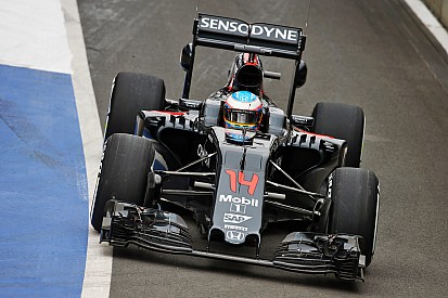 Alonso naar snelste tijd tijdens ochtendsessie eerste testdag