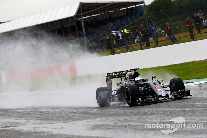 Formel-1-Test in Silverstone: Britisches Wetter und Alonso-Bestzeit