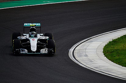 Rosberg lideró la segunda sesión en Hungría y Hamilton chocó