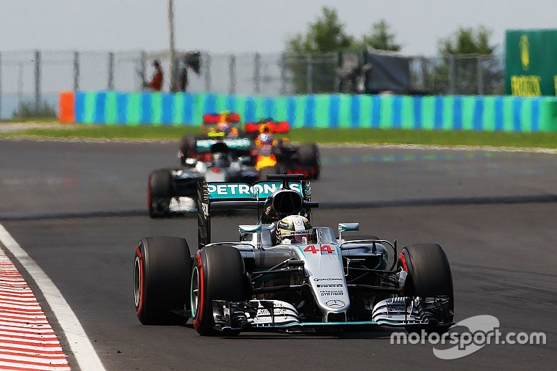 Mercedes ontkent dat Hamilton langzamer reed om Rosberg dwars te zitten