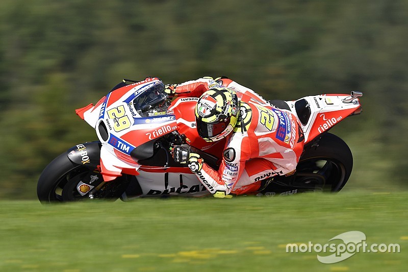 Brno, Libere 1: Iannone tiene davanti la Ducati, ma Valentino c'è