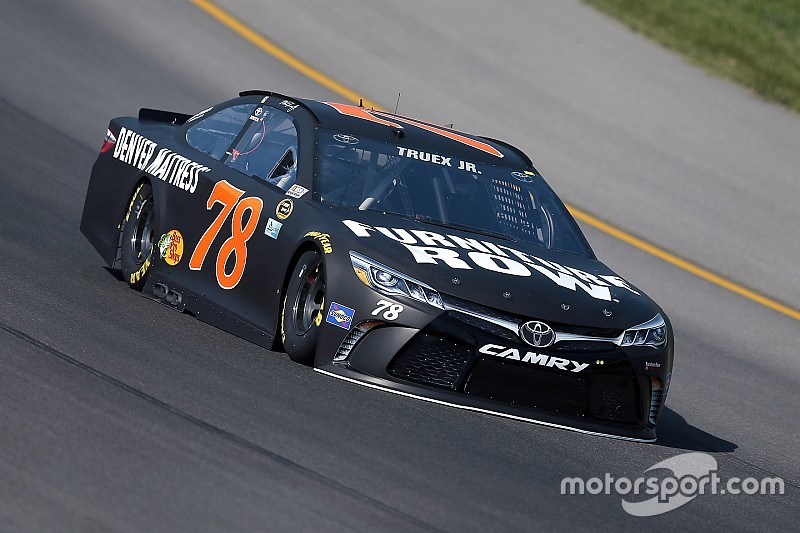 Truex se impone en la primera práctica en Michigan