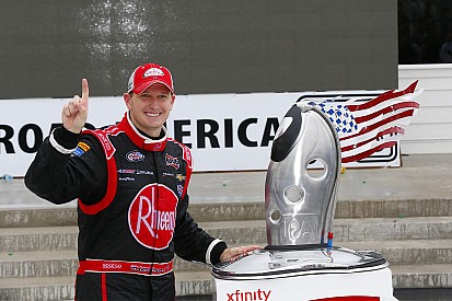 McDowell logra su primera victoria en NASCAR