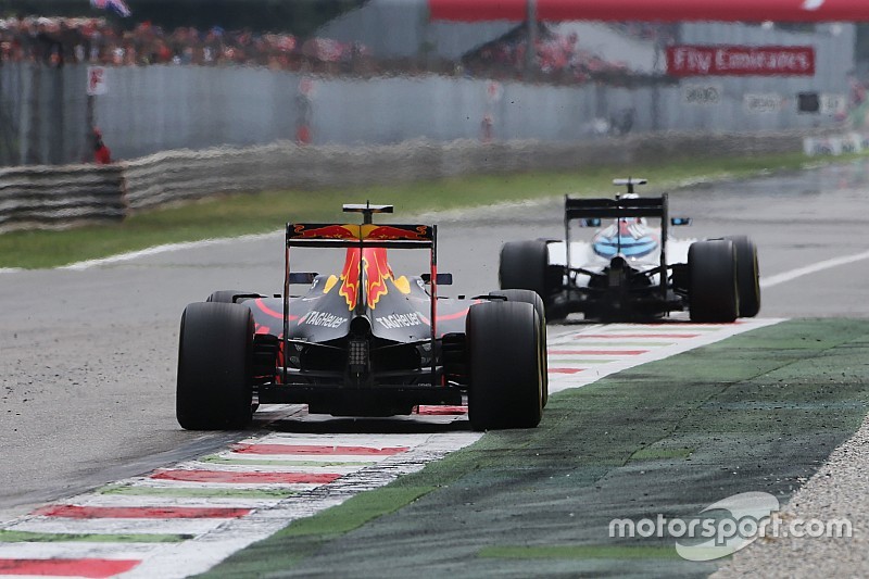 Ricciardo 'giechelend in de auto' na prachtige inhaalactie op Bottas