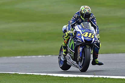 Rossi apabulla con tres vueltas rápidas al final del primer libre