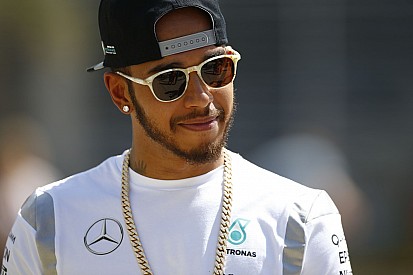 Hamilton újabb beteg kisfiúnak szerzett örömöt!
