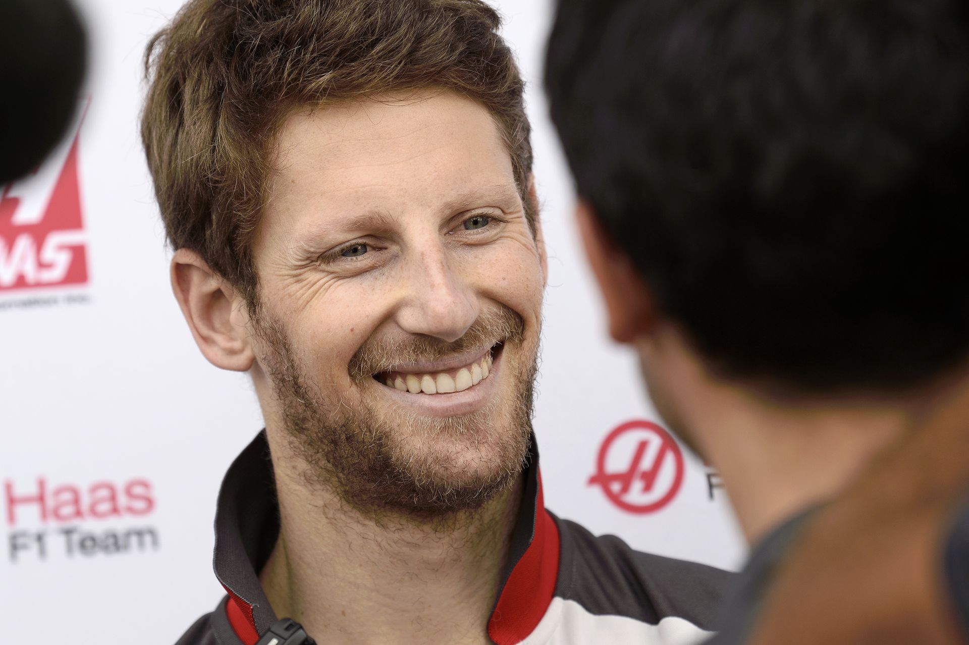 Grosjean egy hatalmas vadi új Mumm pezsgővel a kezében pózolt!