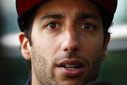 Még a végén Ricciardo lemarad Michelisz versenyéről…