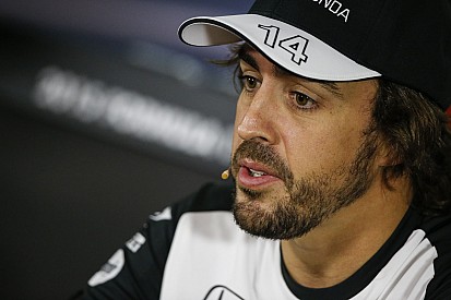 Alonso nagyon trendi: csücsörítős szelfi